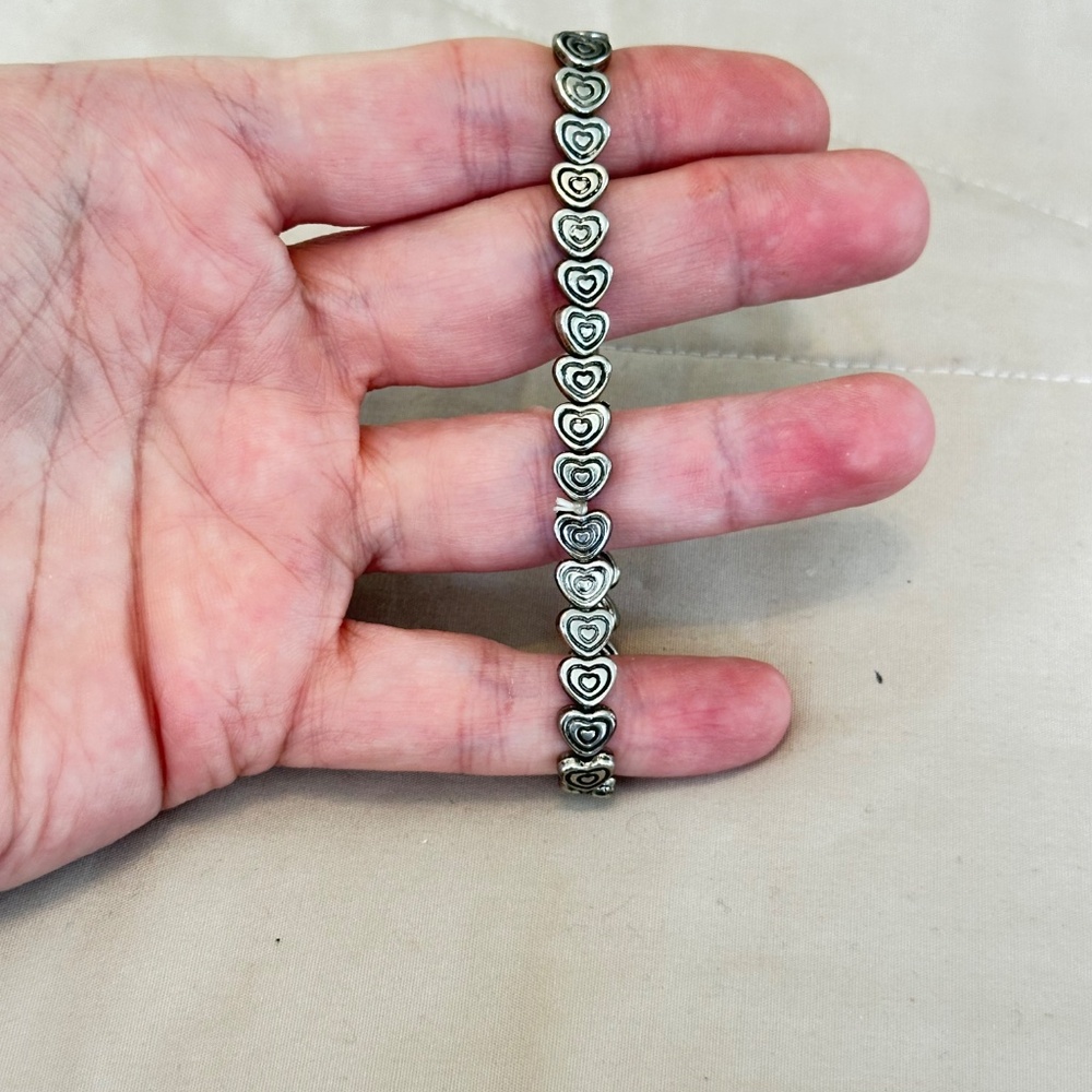 Silver tone stretchy bracelet w/carved Heart beads all the way around - Picture 9 of 13